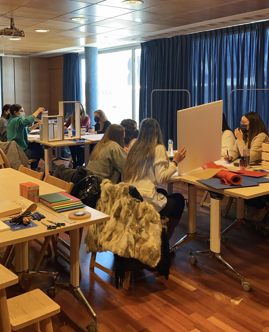Los socios de Novaltia vuelven a la formación presencial con un taller de escaparatismo