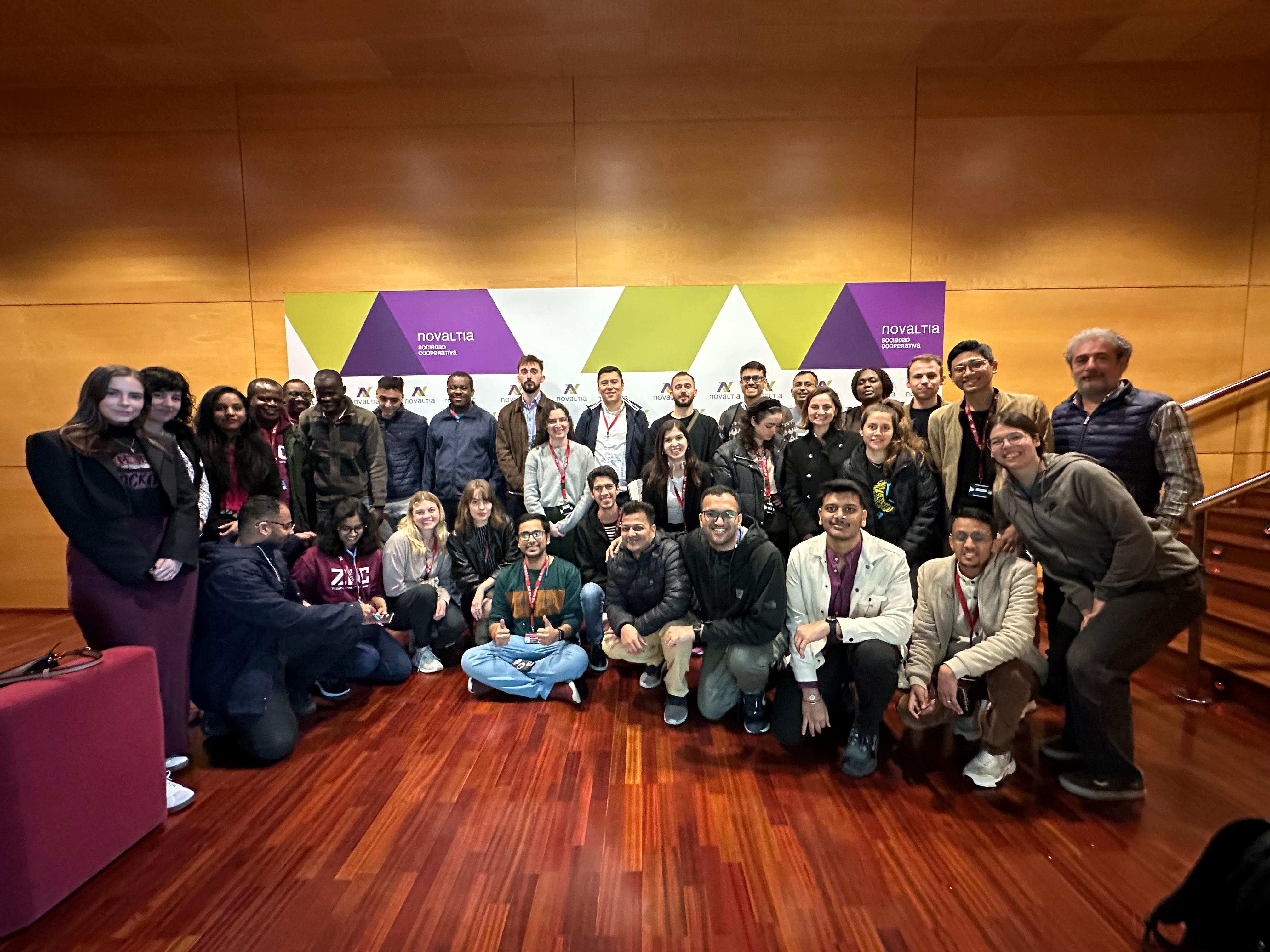 Los alumnos del Zaragoza Logistics Center visitan las instalaciones de la cooperativa